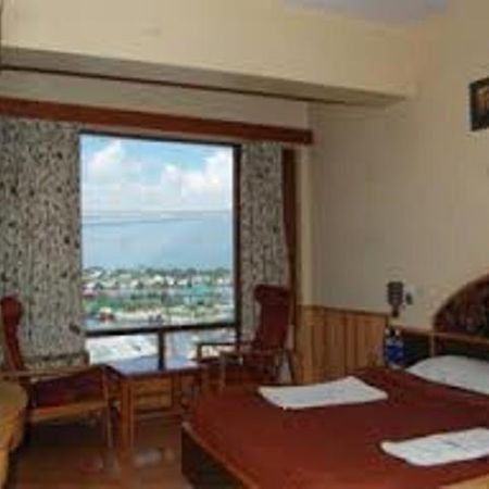 Hotel Imperial Lake View Srīnagar Exteriör bild